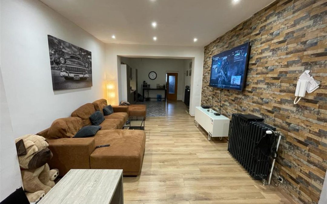 Magnifique et spacieux  rez de chaussée deux chambres rénové!